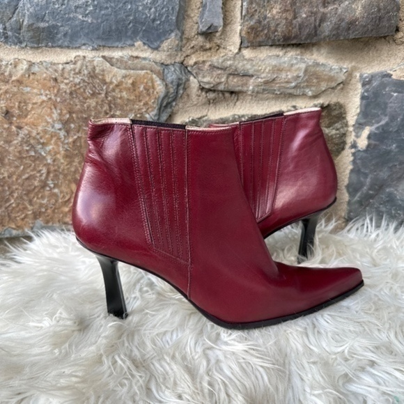 Roger Mohani Red pointed toe heeled ankle boot Size 39 ( US 9) - Picture 1 of 6
